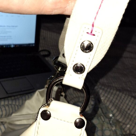 COACH AUTHENTIC WHITE HAMPTON HOBO IN EXCELLENT CLEAN CONDITION - Picture 5 of 7